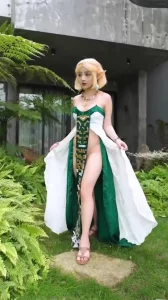 精灵公主化身淫荡骚货全程露脸卖弄骚姿，诱惑摄影师，裙子下面藏着极致