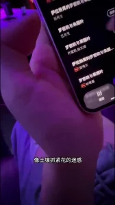 约大三❤️在KTV激情开操 年纪小就是听话叫声也是没谁了骨子里的贱货