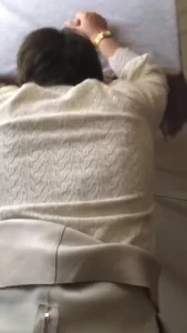 偷情熟女老板娘 衣服都没脱就内射